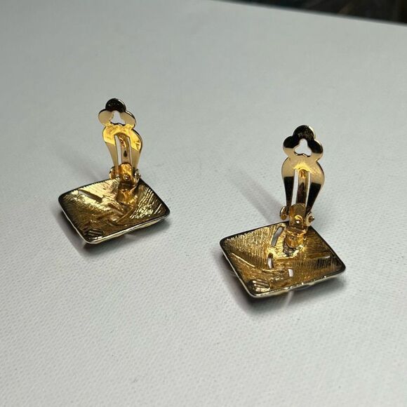 VINTAGE Black Enamel Gold-tone Square Clip On Earrings - Picture 5 of 7